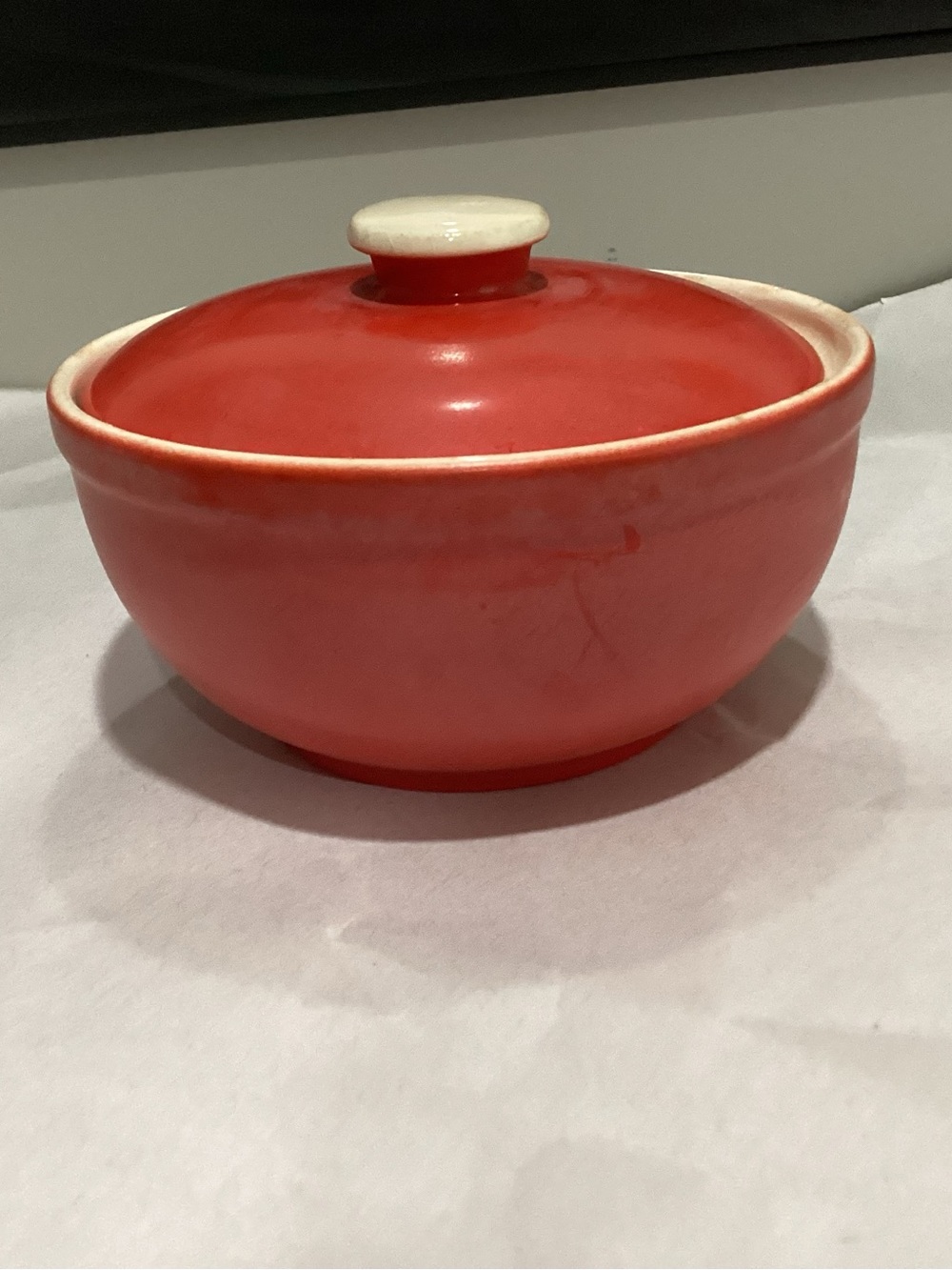 Vtg. Red lidded pottery bowl ovenproof from Universal Cambridge w/ lid.